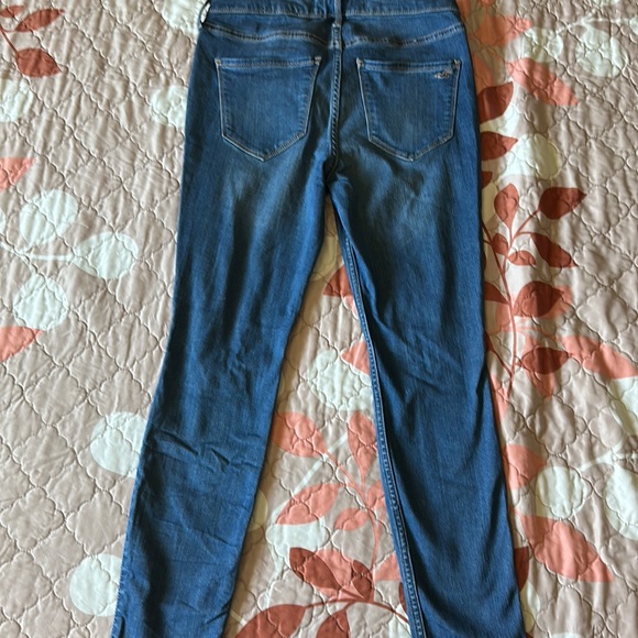 ripped jeans from hollister!! never worn. size: 9s / w:29/L:26🫶🏼 - Picture 2 of 3